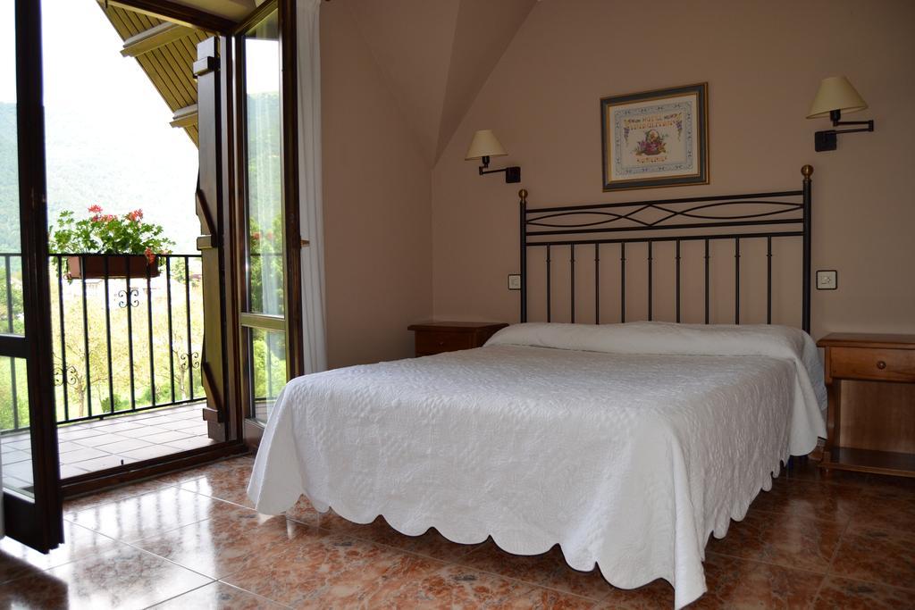 Hotel Vina Olivan Sarvisé الغرفة الصورة